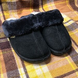 Cozy Women's Black Slippers size 5-6